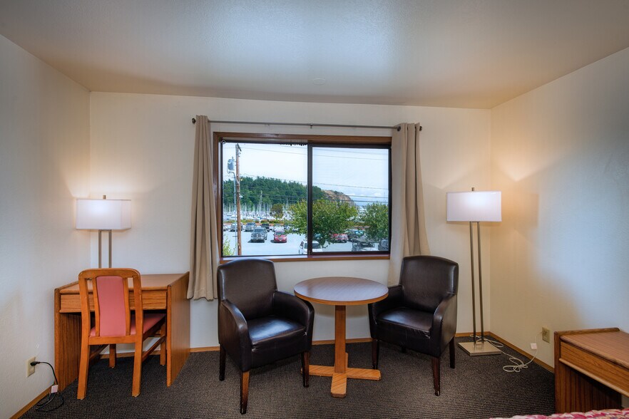 More Photos Of 906 9th St, Anacortes Hotel For Sale
