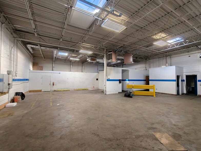 More Photos Of 1221 Jarvis Ave, Elk Grove Village Warehouse For Lease