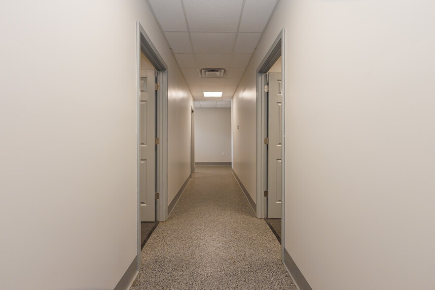 More Photos Of 5513 N Oxford St, Indianapolis Showroom For Lease