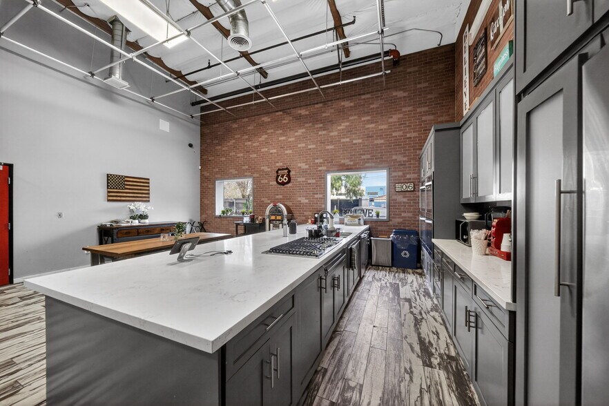 More Photos Of 20938 Osborne St, Canoga Park Warehouse For Sale