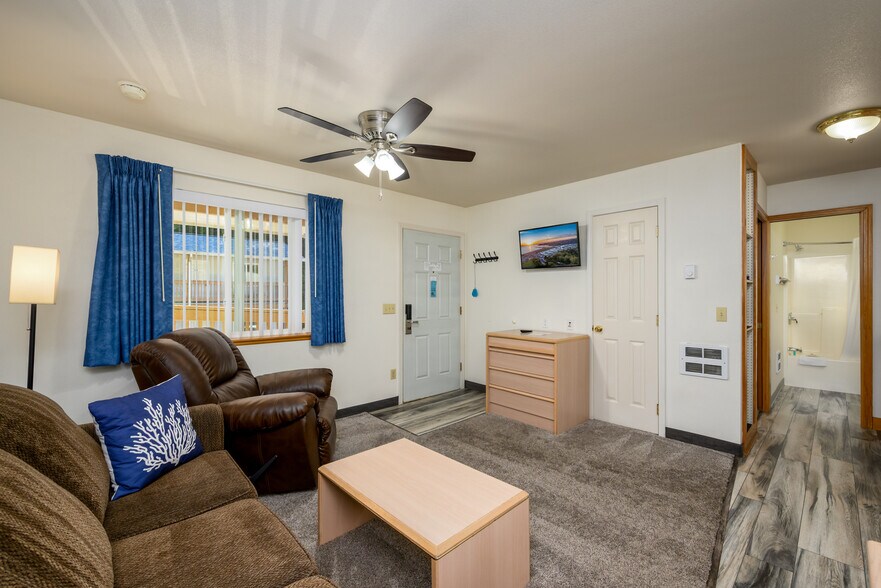 More Photos Of 16045 Lower Harbor Rd, Brookings Hotel For Sale