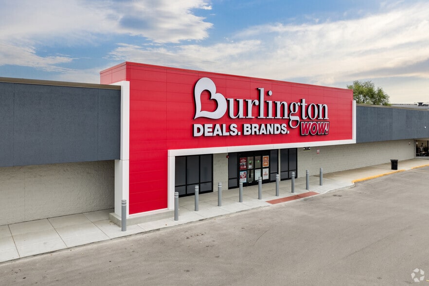 More Photos Of 800 N Kedzie Ave, Chicago Unknown For Lease