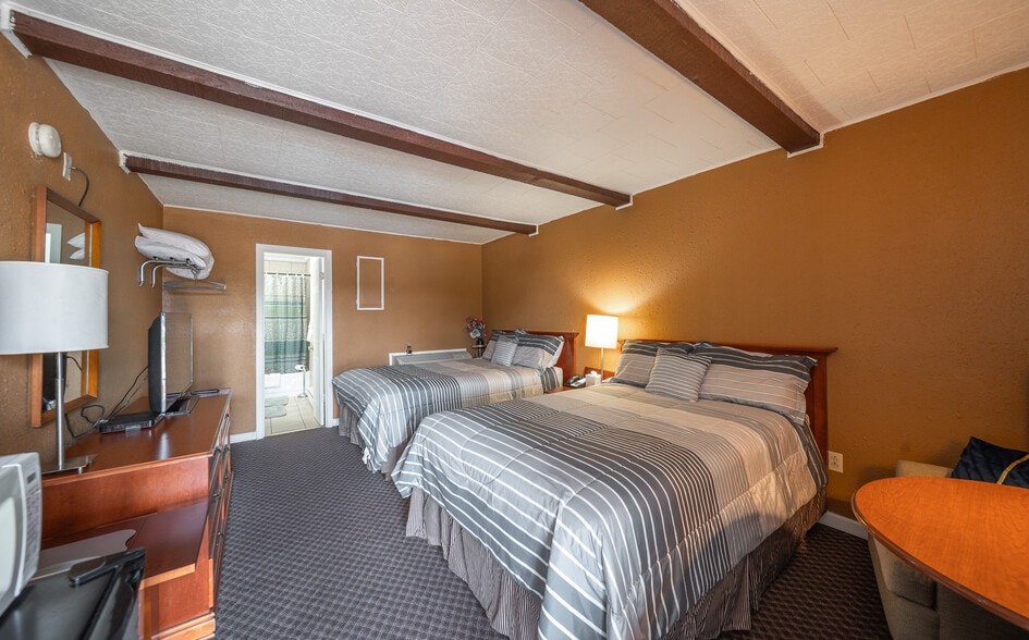 More Photos Of 812 S Bishop Ave, Rolla Hotel For Sale