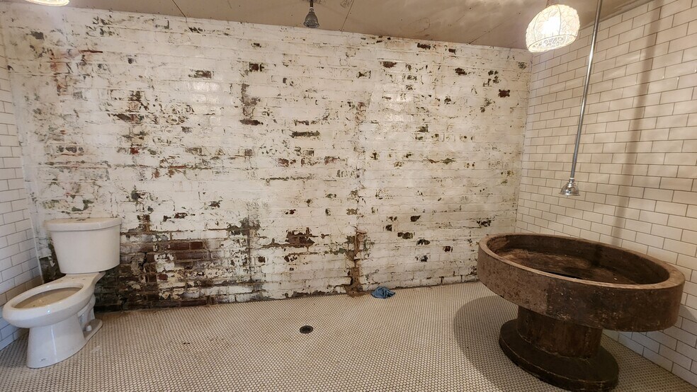 More Photos Of 19850-19970 Ingersoll Dr, Rocky River Warehouse For Lease