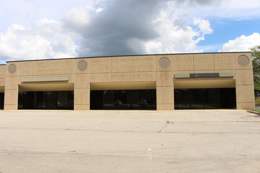 More Photos Of 14631-14651 W 95th St, Lenexa Unknown For Lease