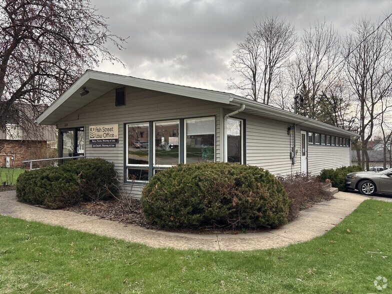 More Photos Of 314 Ash St, Baraboo Office For Sale