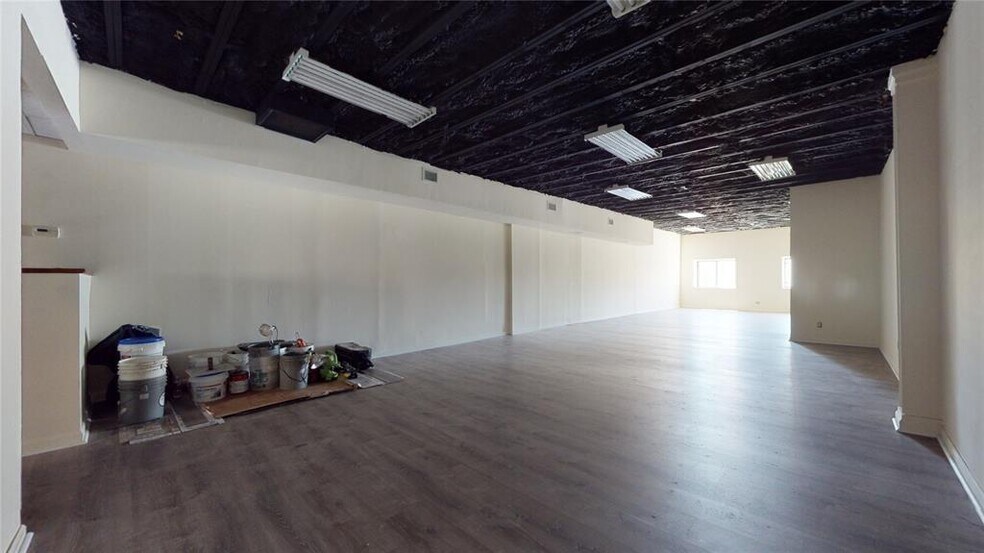 More Photos Of 166 W Park Ave, Long Beach Storefront Retail Office For Sale