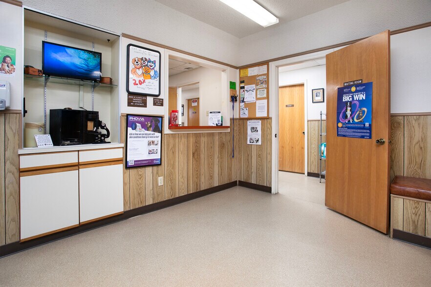 More Photos Of 18421 Old Jacksonville Hwy, Flint Veterinarian Kennel For Sale