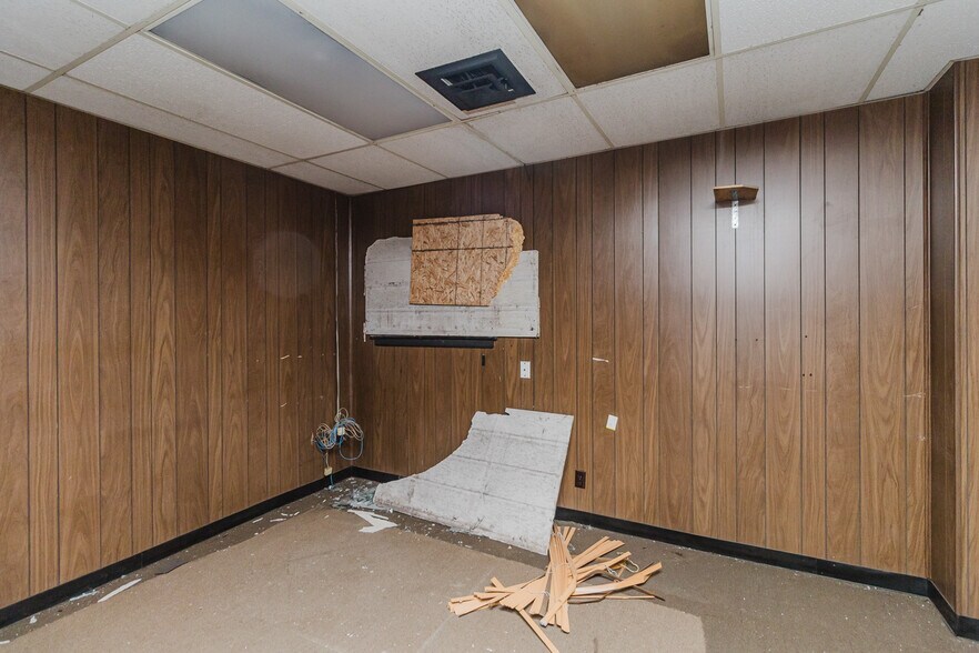 More Photos Of 470 N Seneca St, Wichita Warehouse For Sale