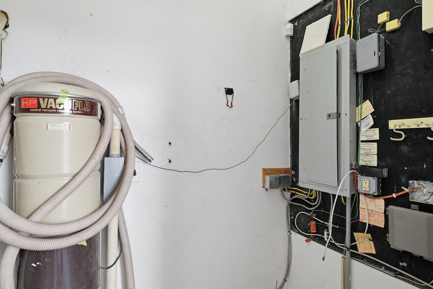 More Photos Of 21 Bramble St, West Springfield Warehouse For Lease