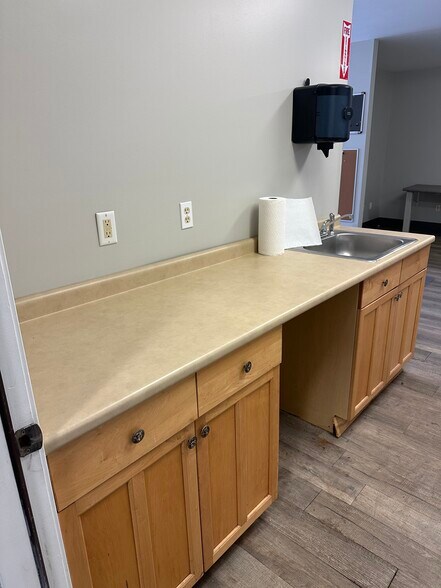 More Photos Of 61 Airport Dr, Rochester Service For Lease
