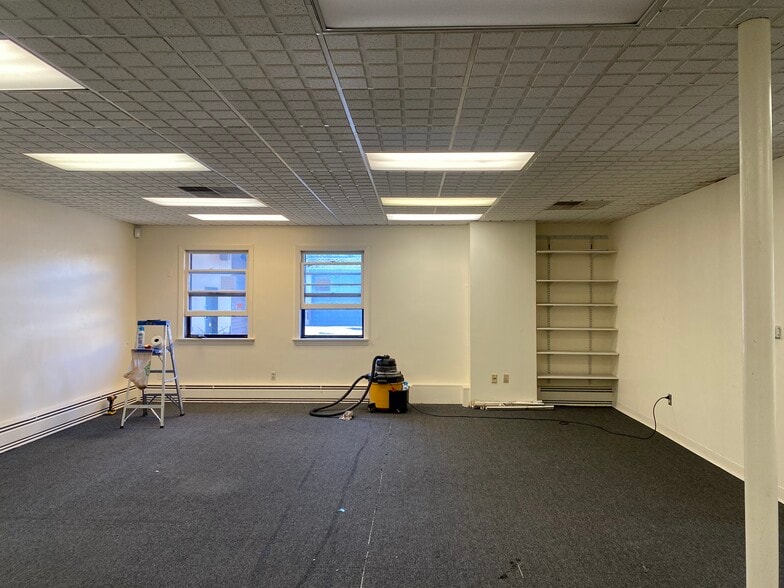 More Photos Of 31 DiCarolis Ct, Hackensack Warehouse For Lease