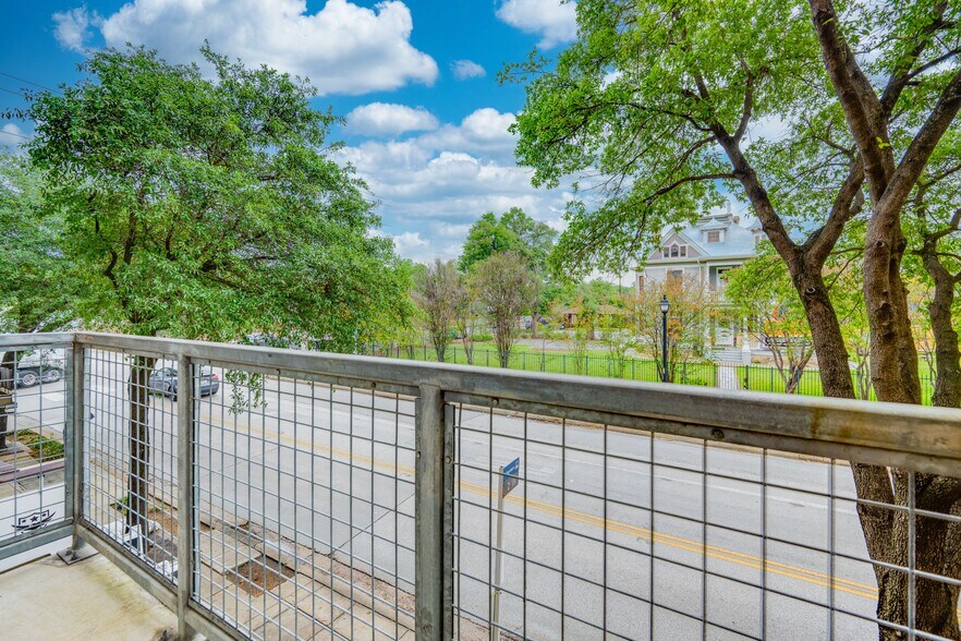 More Photos Of 1601 E Cesar Chavez St, Austin Apartments For Sale