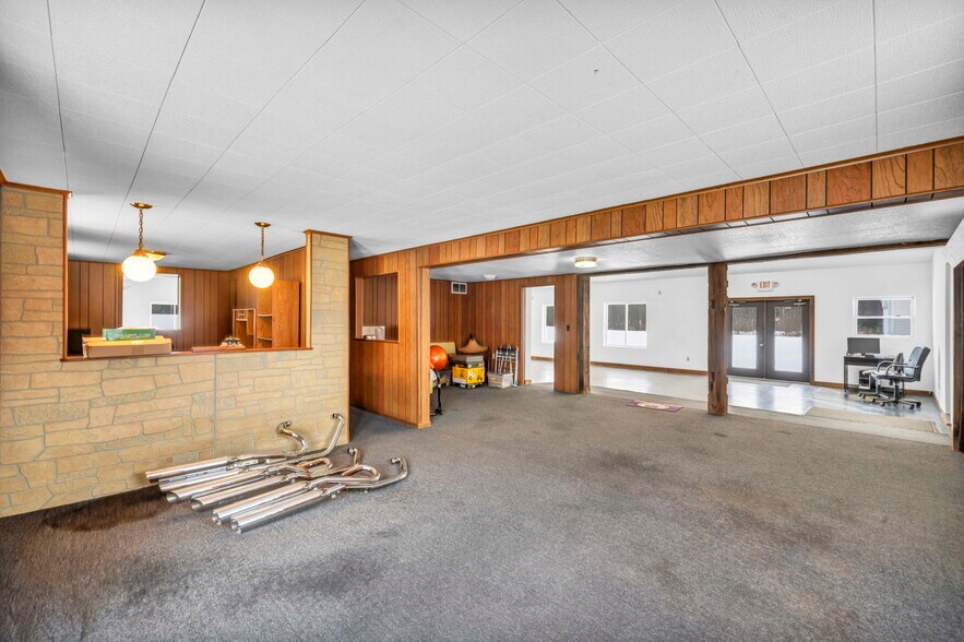 More Photos Of 4085 Herner County Line Rd, Southington Showroom For Sale