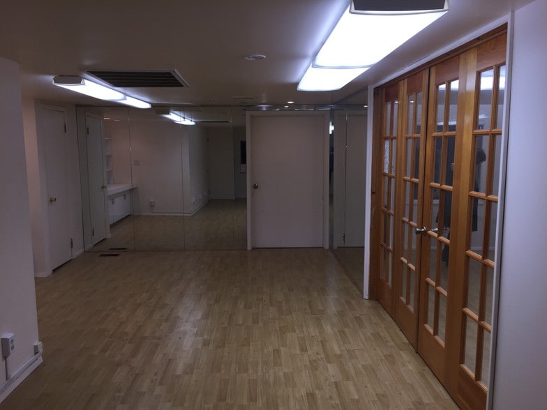 More Photos Of 62 Glen Cove Rd, Roslyn Heights Storefront Retail Office For Lease