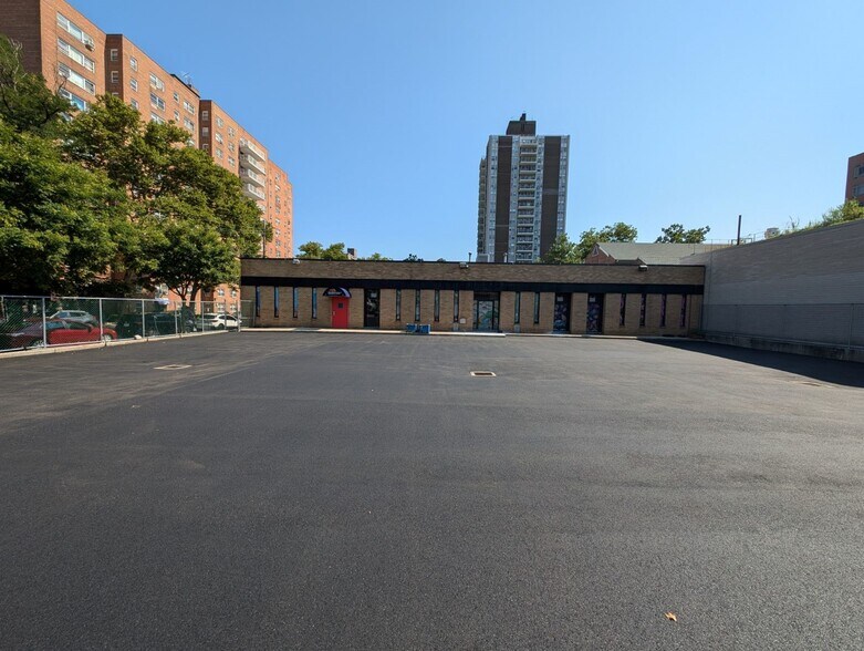 Primary Photo Of 295 W 231st St, Bronx Medical For Lease