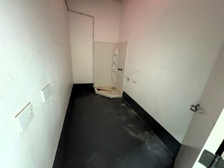 More Photos Of 3535 N Anza Rd, Palm Springs Warehouse For Lease