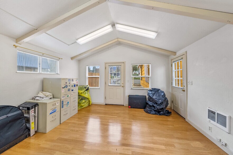 More Photos Of 1745 Ashland St, Ashland Medical For Sale