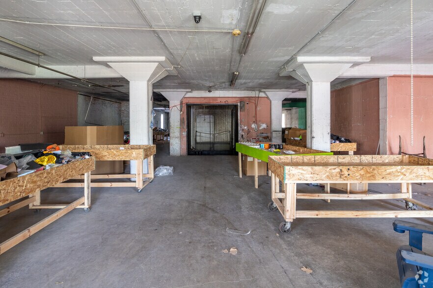 More Photos Of 3240 W Lawrence Ave, Chicago Showroom For Lease