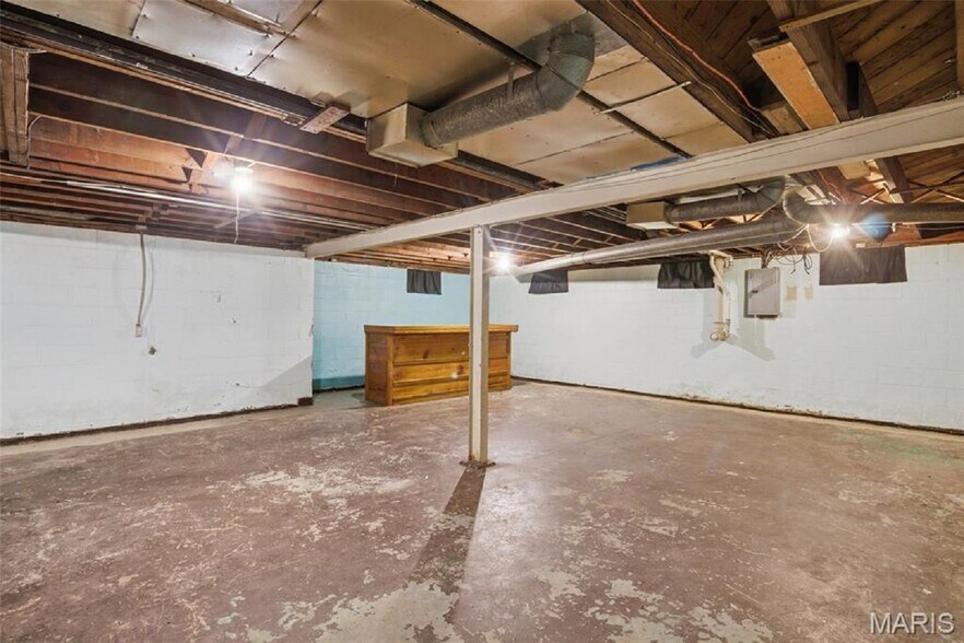 More Photos Of 5912 N Belt W, Belleville Flex For Sale