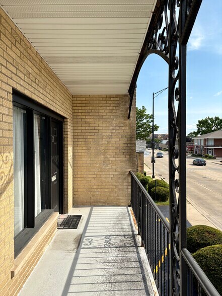 More Photos Of 381 N York Rd, Elmhurst Storefront Retail Office For Lease
