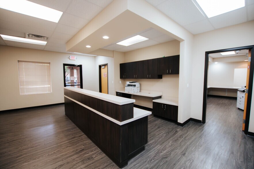 More Photos Of 9870 N Gateway Blvd, El Paso Office For Lease