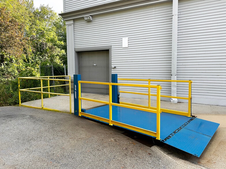 More Photos Of 270 Mammoth Rd, Manchester Drugstore For Lease