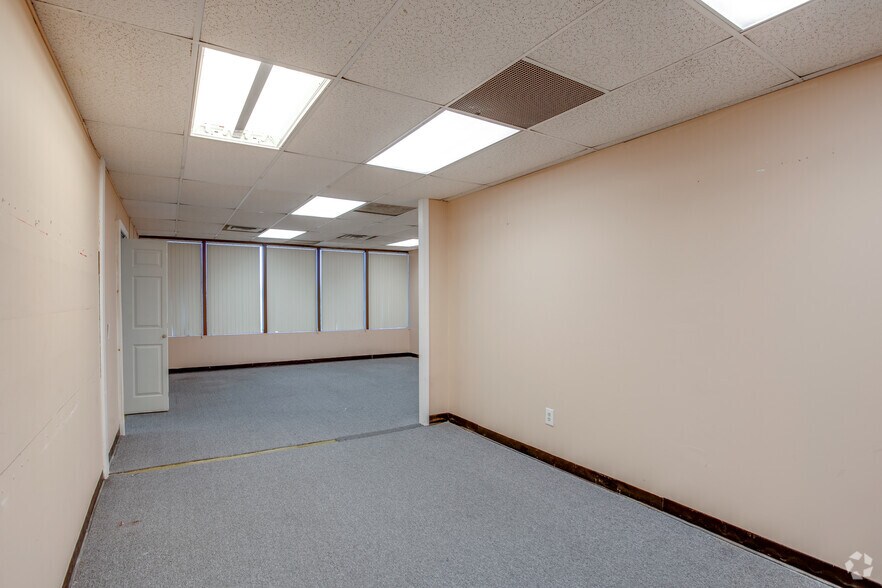 More Photos Of 8001 Roosevelt Blvd, Philadelphia Office For Sale