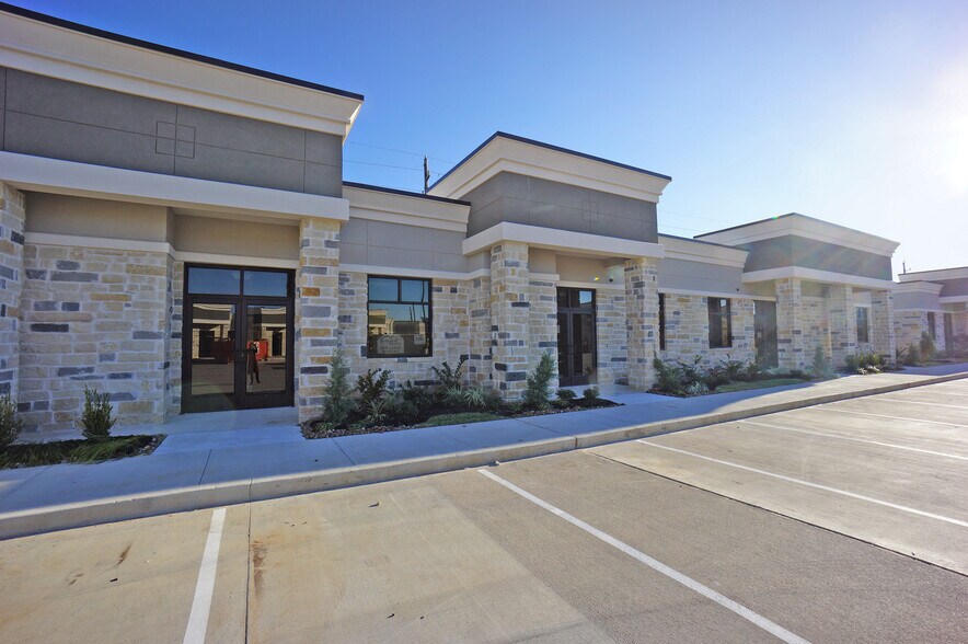 More Photos Of 633 E Fernhurst Dr, Katy Medical For Lease