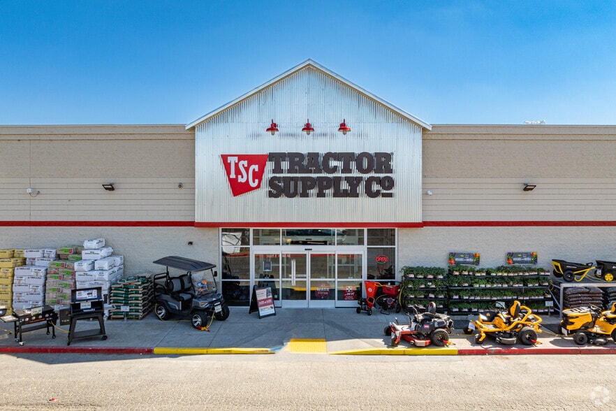 More Photos Of 25 W Polk St, Coalinga General Retail For Lease