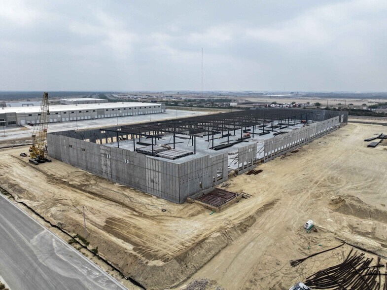 More Photos Of Mines Rd., Laredo Warehouse For Lease