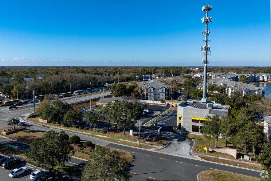 More Photos Of 8904 Regents Park Dr, Tampa Freestanding For Lease