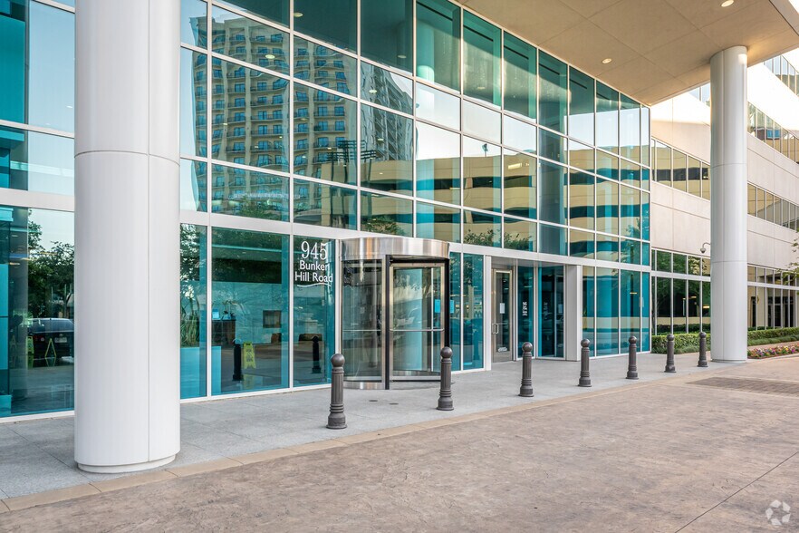 More Photos Of 945 Bunker Hill Rd, Houston Office For Lease