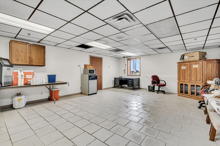 More Photos Of 202 1st St S, Kalona Manufacturing For Sale