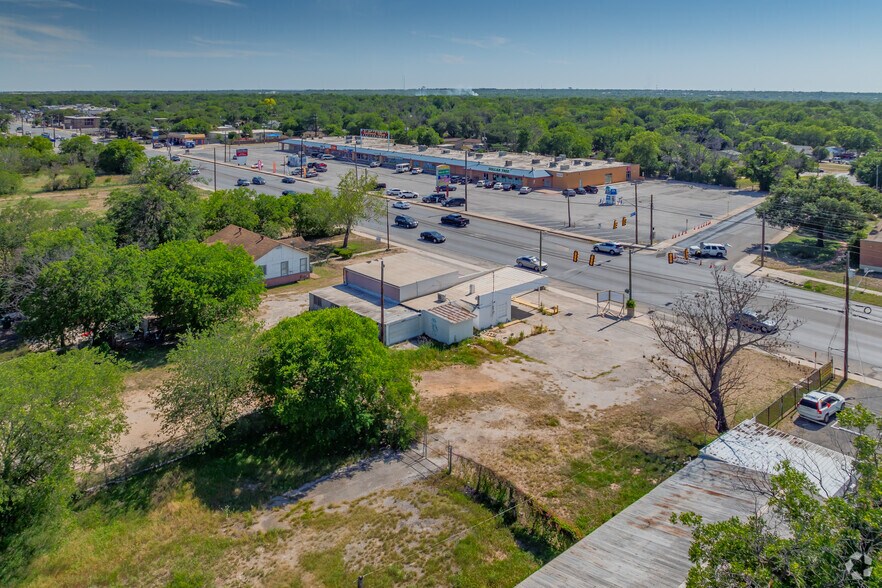 More Photos Of 600 S WW White Rd, San Antonio General Retail For Sale
