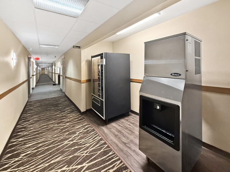 More Photos Of 5020 NE 14th St, Des Moines Hotel For Sale