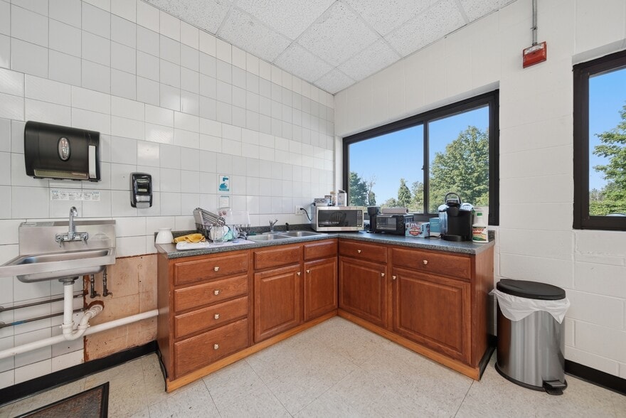 More Photos Of 141 Sanborn Rd, Tilton Flex For Sale