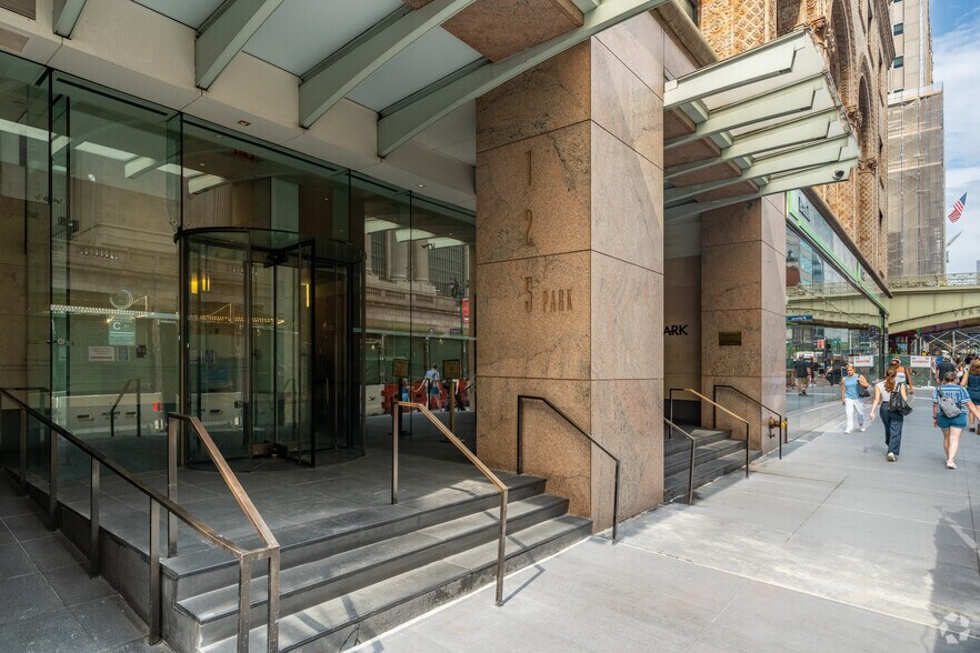 More Photos Of 125 Park Ave, New York Coworking Space