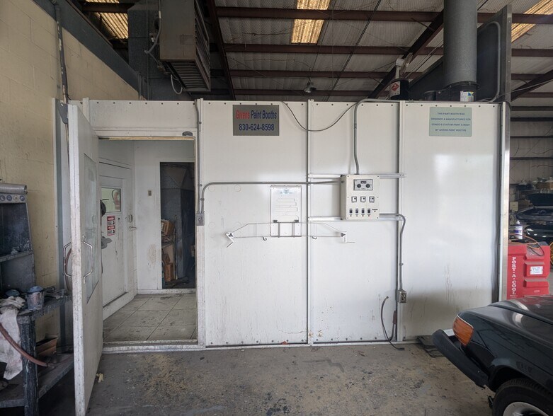 More Photos Of 5320 W Parkway St, Groves Industrial For Sale