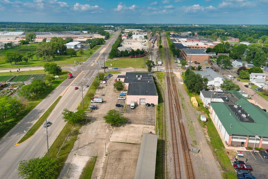 More Photos Of 111 S Lake St, Montgomery Service For Sale