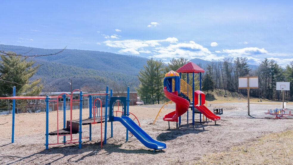 More Photos Of 81 Evick Dr, Franklin Flex For Sale