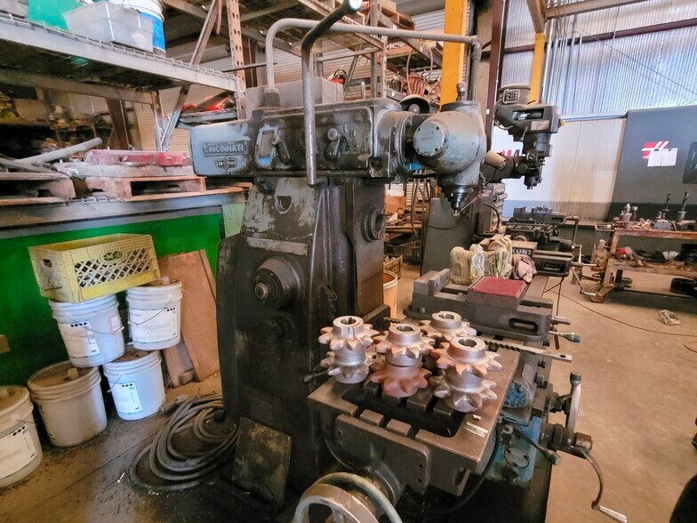 More Photos Of 1503 W Orrland Ave, Pixley Manufacturing For Sale