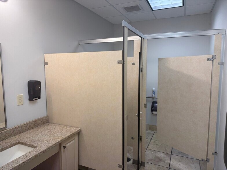 More Photos Of 260 E University Ave, Cincinnati Medical For Sale