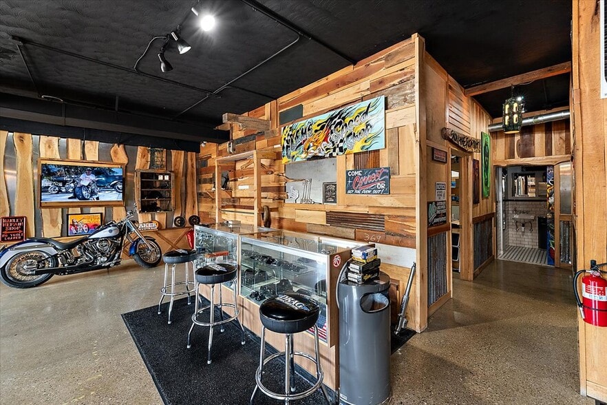 More Photos Of 1357 S Gratiot Ave, Clinton Township Showroom For Sale