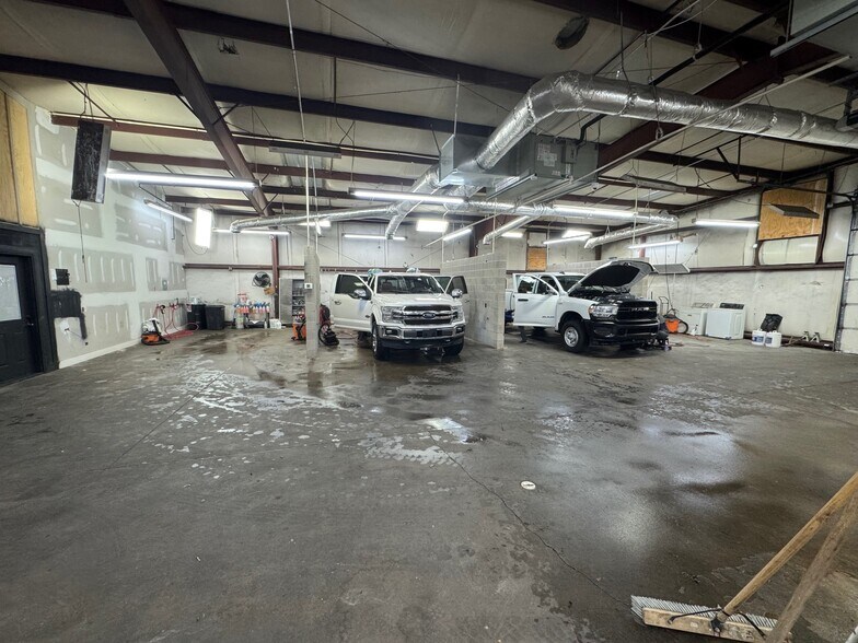 More Photos Of 2370 Covington Cv, Memphis Auto Repair For Lease