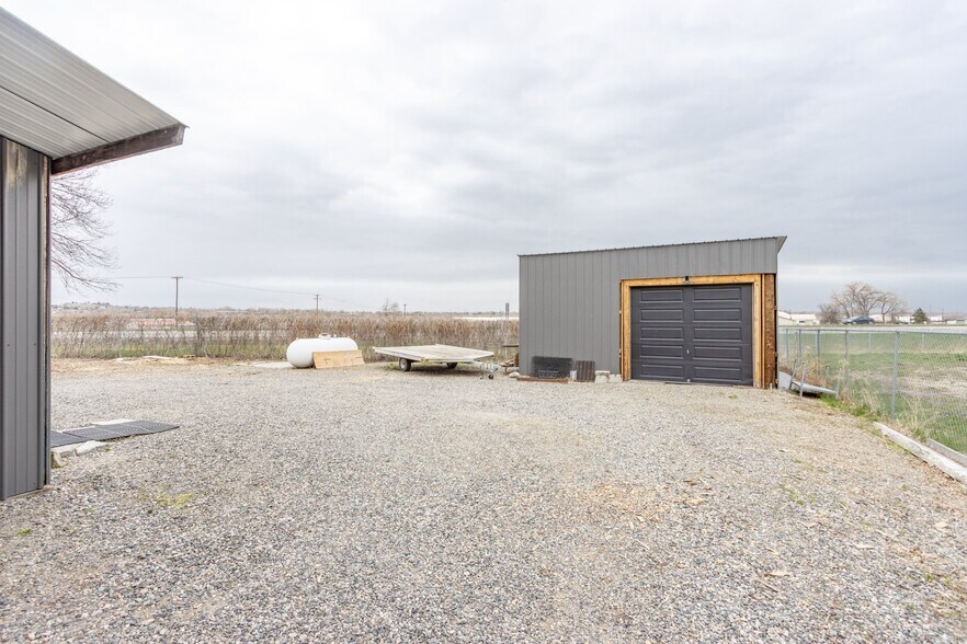 More Photos Of 1419 Old Hardin Rd, Billings Flex For Sale