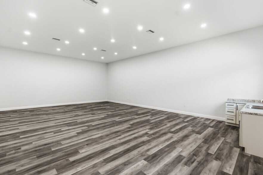 More Photos Of 2726 6th Ave W, Bradenton Serviced Offices For Sale