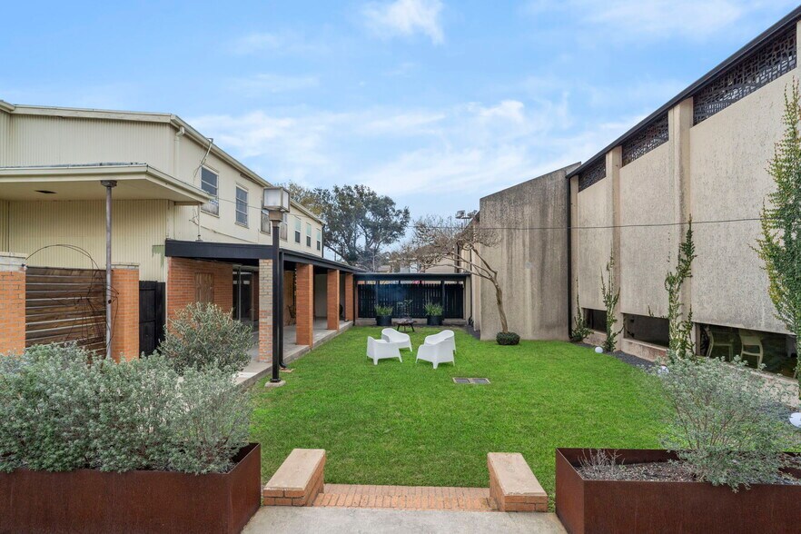 More Photos Of 4720 Avenue O 1/2, Galveston Showroom For Sale