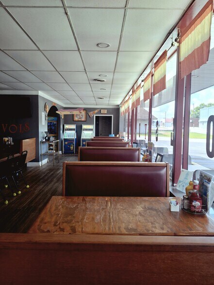 More Photos Of 711 S Main St, Rocky Top Freestanding For Sale