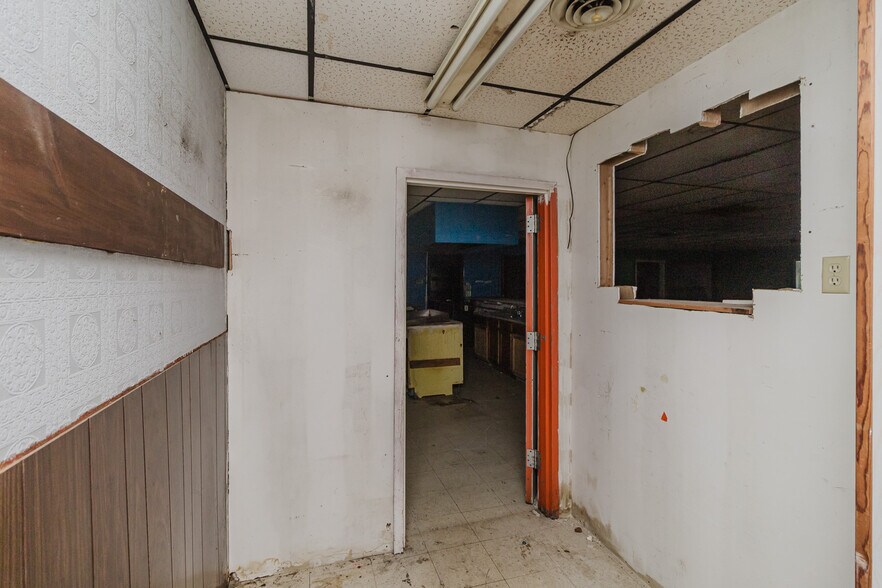 More Photos Of 1015 S Meridian Ave, Wichita Auto Repair For Sale